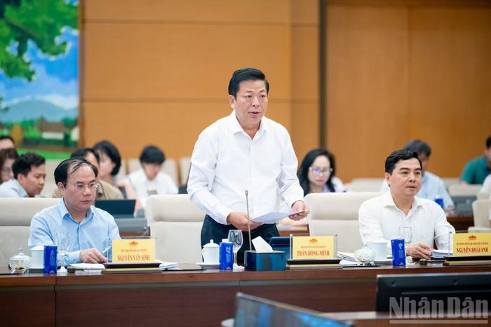 Bộ trưởng Xây dựng Trần Hồng Minh trình bày tờ trình tóm tắt dự án Luật. (Ảnh: DUY LINH)
