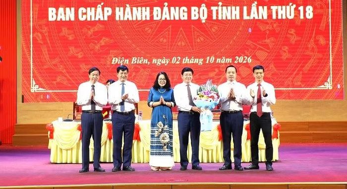 Đồng chí Trần Tiến Dũng, Ủy viên Trung ương Đảng, Bí thư Tỉnh ủy Điện Biên cùng các đồng chí Thường trực Tỉnh ủy tặng hoa, chúc mừng đồng chí Mùa A Vảng được chỉ định giữ chức Bí thư Đảng ủy Mặt trận Tổ quốc, các đoàn thể tỉnh, nhiệm kỳ 2025-2030. (Ảnh: LÊ LAN)