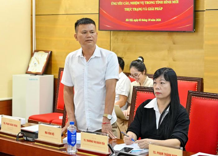 Đại biểu chia sẻ kinh nghiệm quản lý đảng viên tại chi bộ. (Ảnh: Thủy Nguyên)