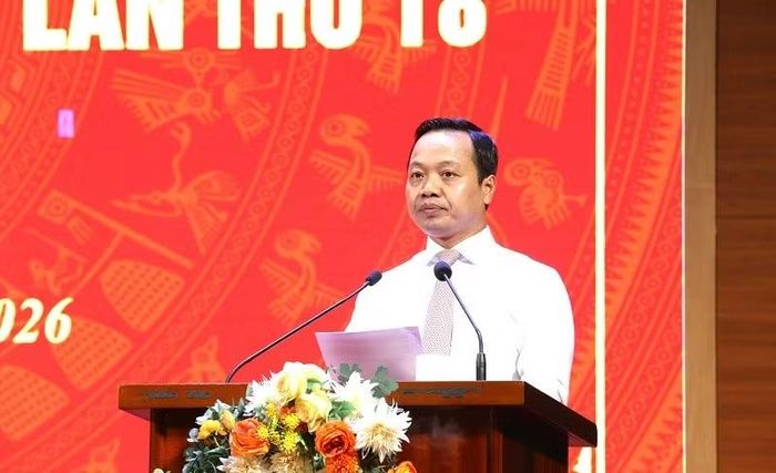 Đồng chí Trần Tiến Dũng, Ủy viên Trung ương Đảng, Bí thư Tỉnh ủy Điện Biên, phát biểu tại hội nghị lần thứ 18 Ban Chấp hành Đảng bộ tỉnh Điện Biên. (Ảnh: LÊ LAN)