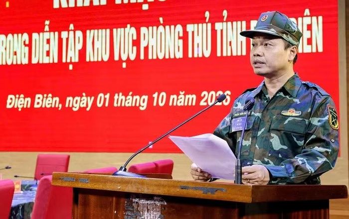 Đồng chí Trần Tiến Dũng, Ủy viên Trung ương Đảng, Bí thư Tỉnh ủy Điện Biên chỉ đạo tại buổi luyện tập. (Ảnh: LÊ LAN)