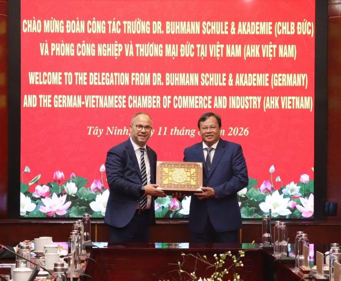 Chủ tịch Ủy ban nhân dân tỉnh Tây Ninh Lê Văn Hẳn tiếp Đoàn công tác Trường Dr. Buhmann Schule & Akademie (Đức) đến chào xã giao, tìm hiểu môi trường đầu tư. (Nguồn ảnh: Minh Anh)
