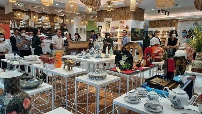 Nhà đầu tư quốc tế tìm hiểu sản phẩm của doanh nghiệp Thành phố Hồ Chí Minh được trưng bày tại Trung tâm Xúc tiến thương mại và đầu tư Thành phố Hồ Chí Minh. (Ảnh: CTV)