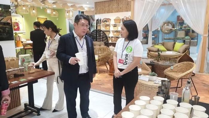 Đại biểu tham quan các sản phẩm của doanh nghiệp Thành phố Hồ Chí Minh được trưng bày tại Trung tâm Xúc tiến thương mại và đầu tư Thành phố Hồ Chí Minh. (Ảnh: CTV)
