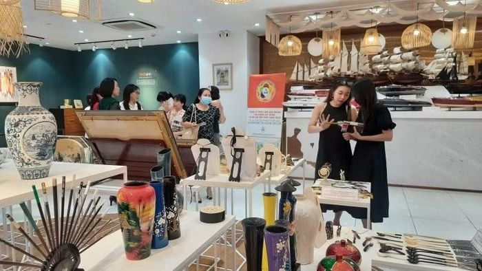 Khách tham quan sản phẩm của doanh nghiệp trưng bày tại Trung tâm Xúc tiến thương mại và đầu tư Thành phố Hồ Chí Minh. (Ảnh: CTV)