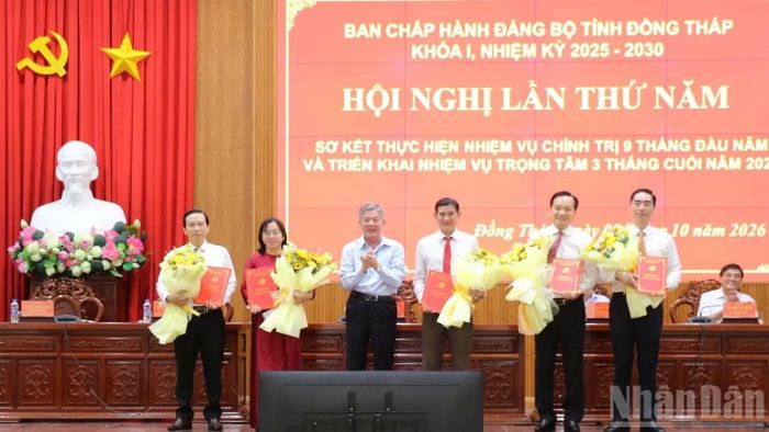 Trao Quyết định của Ban Bí thư chỉ định các đồng chí tham gia Ban Chấp hành Đảng bộ tỉnh Đồng Tháp lần thứ I, nhiệm kỳ 2025-2030. (Ảnh: NGUYỄN SỰ)