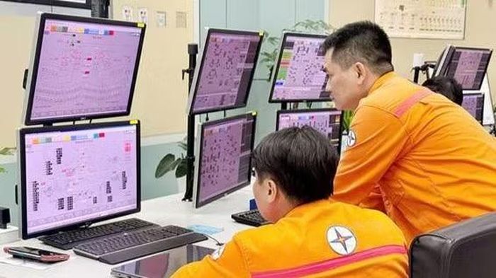 Kỹ sư vận hành hệ thống điều khiển tại Trung tâm Điện lực Duyên Hải - nơi các giải pháp tối ưu và hỗ trợ điều khiển như SmartPID Tuner có thể phát huy hiệu quả trong thực tiễn vận hành.(Ảnh: PHƯƠNG THẢO)