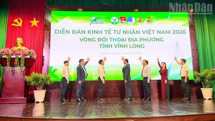 Nghi thức bấm nút vòng Đối thoại địa phương tỉnh Vĩnh Long. (Ảnh: BÁ DŨNG)