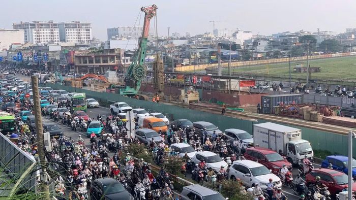 Phân luồng giao thông tuyến Metro số 2 (Bến Thành -Tham Lương). (Ảnh: VÕ LÊ)