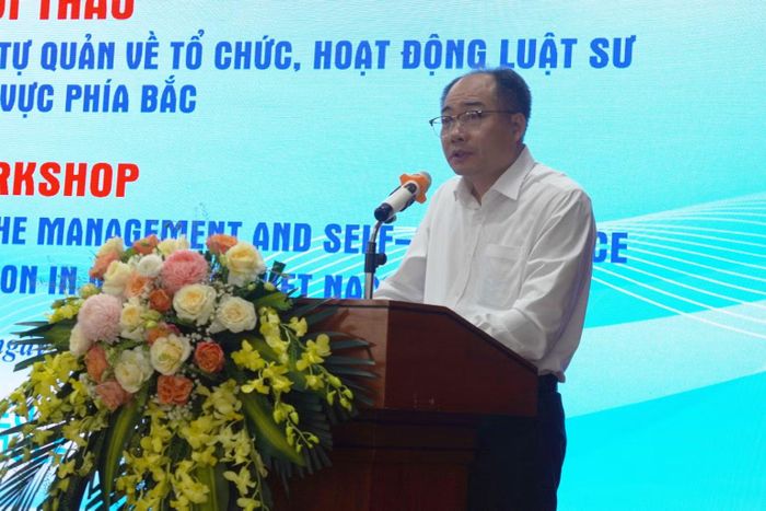 Phó Chủ nhiệm Đoàn Luật sư thành phố Bắc Ninh Nguyễn Chí Dưỡng phát biểu tại hội thảo. (Ảnh: KD)
