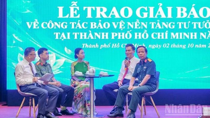 Giao lưu với các đại biểu, tác giả đoạt giải. (Ảnh: THẾ ANH)