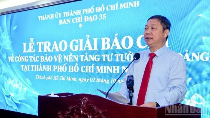 Đồng chí Dương Anh Đức, Trưởng Ban Tuyên giáo Thành ủy Thành phố Hồ Chí Minh, phát biểu chỉ đạo tại Lễ trao giải. (Ảnh: THẾ ANH).