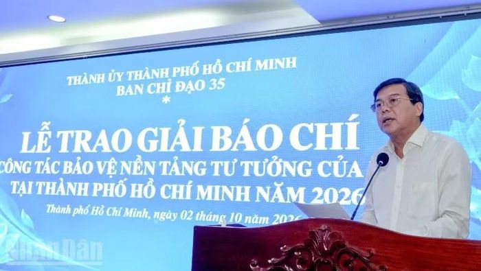 Đồng chí Tăng Hữu Phong, Phó Trưởng Ban Tuyên giáo Thành ủy Thành phố Hồ Chí Minh báo cáo tóm tắt kết quả giải thưởng. (Ảnh: THẾ ANH)