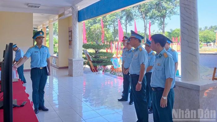 Đoàn kiểm tra nghe giới thiệu các mô hình sáng tạo trẻ của Trung đoàn. (Ảnh: ĐỨC TRƯỜNG)