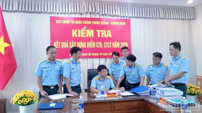 Đại tá Nguyễn Hữu Toàn, Phó Chủ nhiệm Chính trị Quân chủng Phòng không-Không quân kiểm tra hệ thống văn kiện công tác Đảng, công tác chính trị của Trung đoàn 282. (Ảnh: ĐỨC TRƯỜNG)