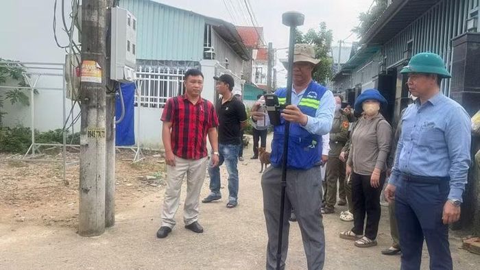Lực lượng chức năng sử dụng thiết bị xác định ranh giới đất. (Ảnh: CTV)