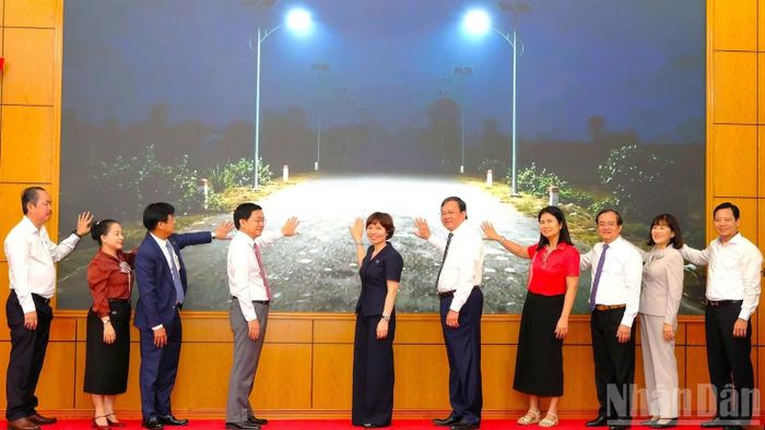 Công trình chiếu sáng 230km đường tuần tra biên giới. (Ảnh: THANH PHONG)