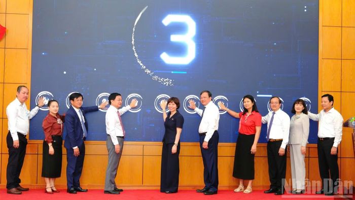 Lãnh đạo tỉnh và nhà tài trợ ấn nút khởi công công trình lắp đặt hệ thống đèn năng lượng mặt trời dọc tuyến đường tuần tra biên giới. (Ảnh: THANH PHONG)