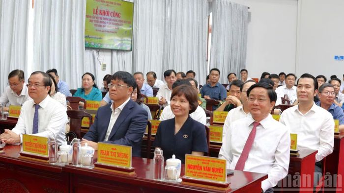 Lãnh đạo Tỉnh ủy và nhà tài trợ dự lễ khởi công. (Ảnh: THANH PHONG)