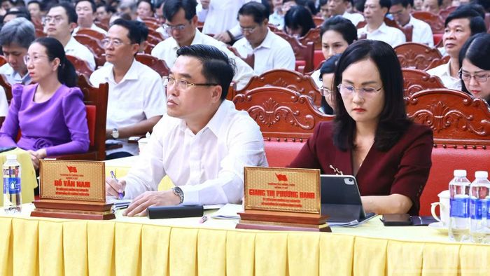 Các đồng chí Ủy viên Ban Thường vụ Thành ủy và đại biểu tham dự hội nghị.