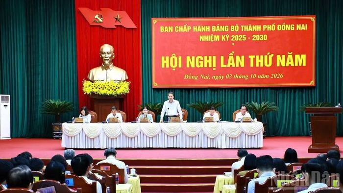 Đồng chí Vũ Hồng Văn, Ủy viên Trung ương Đảng, Bí thư Thành ủy, Trưởng Đoàn đại biểu Quốc hội thành phố, cùng các Phó Bí thư Thành ủy chủ trì hội nghị.