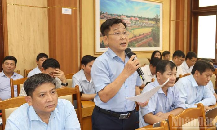 Bí thư Đảng ủy xã miền núi Sơn Tây Thượng Trần Hoài Thu thảo luận tại hội nghị. (Ảnh: HIỂN CỪ)