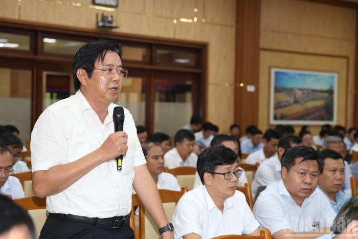 Giám đốc Ban Quản lý dự án đầu tư xây dựng các công trình giao thông tỉnh Quảng Ngãi Trần Hoàng Vĩnh thảo luận tại hội nghị. (Ảnh: HIỂN CỪ)