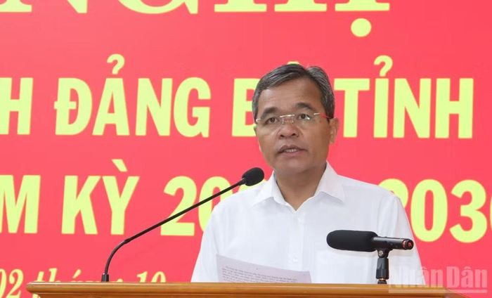 Ủy viên Trung ương Đảng, Bí thư Tỉnh ủy Quảng Ngãi Hồ Văn Niên phát biểu kết luận hội nghị. (Ảnh: HIỂN CỪ)