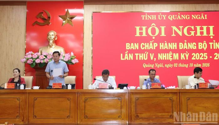 Các đồng chí Thường trực Tỉnh ủy Quảng Ngãi điều hành hội nghị. (Ảnh: HIỂN CỪ)