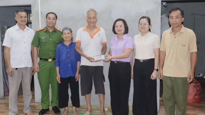 Chính quyền xã Chợ Đồn trao kinh phí hỗ trợ xóa nhà tạm, nhà dột nát cho hộ ông Triệu Chấn Chức, thôn Bằng Viễn. (Ảnh: NÔNG ĐUỔNG)