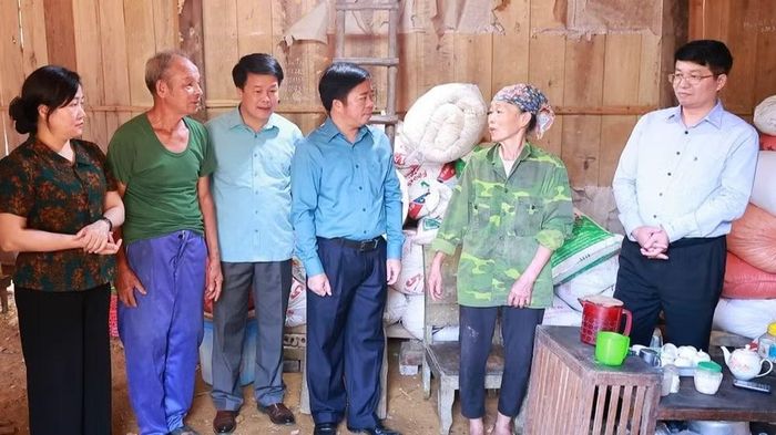 Thường trực Tỉnh ủy Thái Nguyên nắm tình hình, chỉ đạo công tác xóa nhà tạm, nhà dột nát tại xã Nghĩa Tá. (Ảnh: Ủy ban nhân dân tỉnh Thái Nguyên)