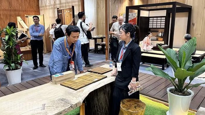 Khách tham quan một gian hàng sản phẩm gỗ tại Triển lãm Nội thất và Xây dựng Việt Nam năm 2026, diễn ra từ ngày 30/9 đến 3/10 tại Thành phố Hồ Chí Minh. (Ảnh: HOÀNG LIÊM)