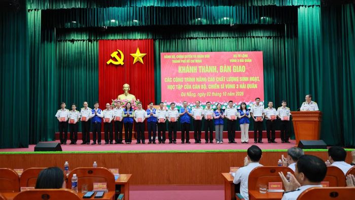 Đoàn công tác trao 15 suất quà tặng các gia đình quân nhân có hoàn cảnh khó khăn đang công tác tại các cơ quan, đơn vị thuộc Vùng. (Ảnh: NGỌC VĨNH)