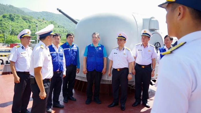 Đoàn công tác tham quan hoạt động huấn luyện chiến đấu, trang bị khí tài tại các đơn vị thuộc Vùng. (Ảnh: NGỌC VĨNH)