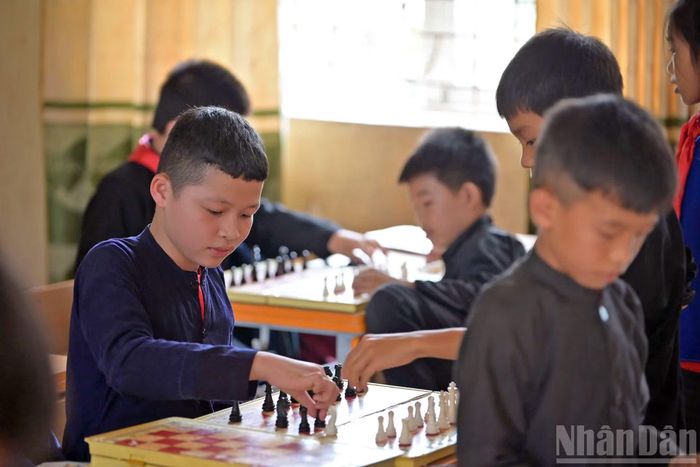 Câu lạc bộ cờ vua của nhà trường sinh hoạt một buổi mỗi tuần, thường là vào thứ 5 hoặc thứ 6. Dụng cụ học tập, thi đấu mà các thành viên câu lạc bộ được trang bị thường chỉ có bàn cờ. (Ảnh: LINH PHAN)
