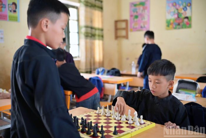 Kể từ sau quá trình sáp nhập để thành lập xã Thống Nhất (mới), các thành viên đội tuyển cờ vua của Trường phổ thông dân tộc bán trú tiểu học và trung học cơ sở Minh Phát vẫn thường xuyên luyện tập để chuẩn bị tranh tài ngay khi có giải. (Ảnh: LINH PHAN)