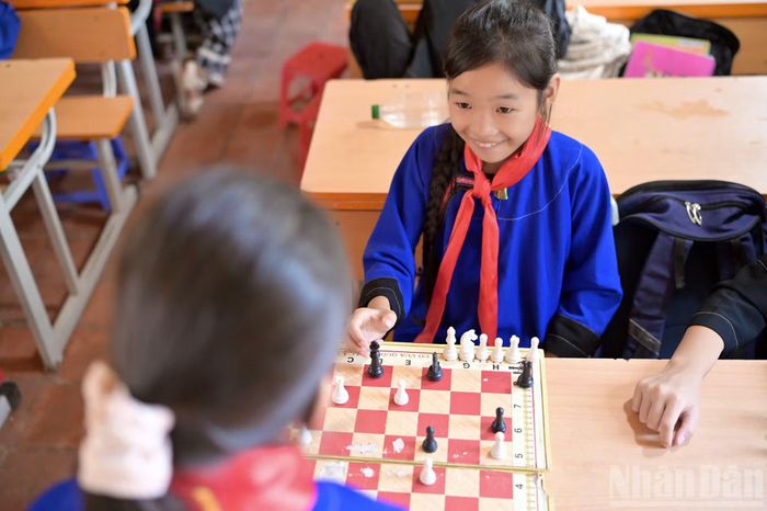 Tuy nhiên, không vì thế mà phong trào cờ vua trong học sinh nhà trường khó phát triển. Thực tế, kể từ thời điểm được phát động cách đây khoảng 5 năm, phong trào đã lan tỏa rộng rãi, thu hút đông đảo học sinh từ lớp 1 đến lớp 5 tham gia thường xuyên. (Ảnh: LINH PHAN)