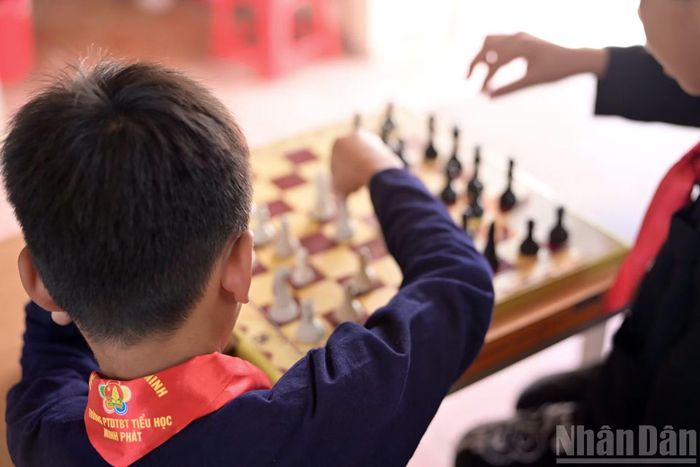 Ít người biết rằng, học sinh xã Thống Nhất nói riêng, các địa bàn vùng cao của tỉnh Lạng Sơn nói chung có phong trào học tập và thi đấu cờ vua rất sôi nổi. (Ảnh: LINH PHAN)