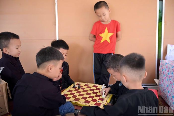 Mặc dù được thay mới hằng năm, nhưng bàn cờ vẫn cũ đi rất nhanh do các em rất ham mê với môn thể thao trí tuệ này, nhất là những học sinh bán trú. Trong ảnh là một nhóm học sinh tiểu học đang luyện tập sôi nổi trong một góc sân trường. (Ảnh: LINH PHAN)
