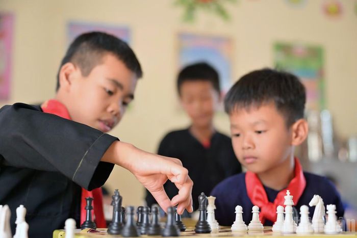 Bên cạnh niềm ham mê đặc biệt của các em nhỏ với hai bộ môn giáo dục thể chất kể trên, có một nguyên nhân khác là điều kiện cơ sở vật chất hiện tại của nhà trường còn chưa đầy đủ. Sân trường nhỏ, cho nên phần diện tích có thể tận dụng để học giáo dục thể chất khó có thể làm sân bóng đá, bóng rổ cho các em. (Ảnh: LINH PHAN)