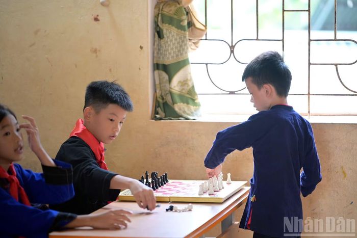 Nhờ đó, đến nay, không ít thành viên câu lạc bộ đã đạt thành tích cao ở nhiều cuộc thi. Trong đó, nhiều nhất là các cuộc thi cấp huyện (cũ), với một giải Nhì và một giải Ba lần lượt thuộc về một nam sinh và một nữ sinh trong đội tuyển cờ vua của nhà trường. (Ảnh: LINH PHAN)
