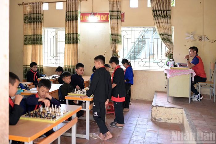 Thầy Đinh Công Trứ, giáo viên môn giáo dục thể chất Trường phổ thông dân tộc bán trú tiểu học và trung học cơ sở Minh Phát (áo đỏ trong ảnh) cho biết: cờ vua và đá cầu là hai trong số các môn thể thao thu hút đông đảo học sinh nhà trường tham gia. (Ảnh: LINH PHAN)
