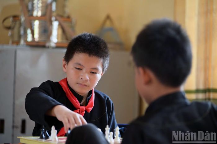 Ít người biết rằng, ở ngôi trường nằm trên rẻo cao này, các "tuyển thủ" cờ vua nhí không hề tỏ ra bỡ ngỡ khi bước vào thi đấu ở các giải đấu. Bởi ngay từ khi còn tập luyện trong câu lạc bộ cờ vua nhà trường, các em đã được thầy, cô giáo cho làm quen với phong cách thi đấu chuyên nghiệp. (Ảnh: LINH PHAN)