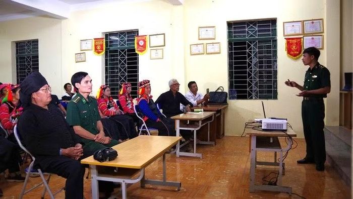 Bộ đội Biên phòng Đồn Biên phòng A Pa Chải (tỉnh Điện Biên) vận động người có uy tín, nhân dân trên địa bàn tăng cường phòng, chống tội phạm ma túy. (Ảnh: LÊ LAN)