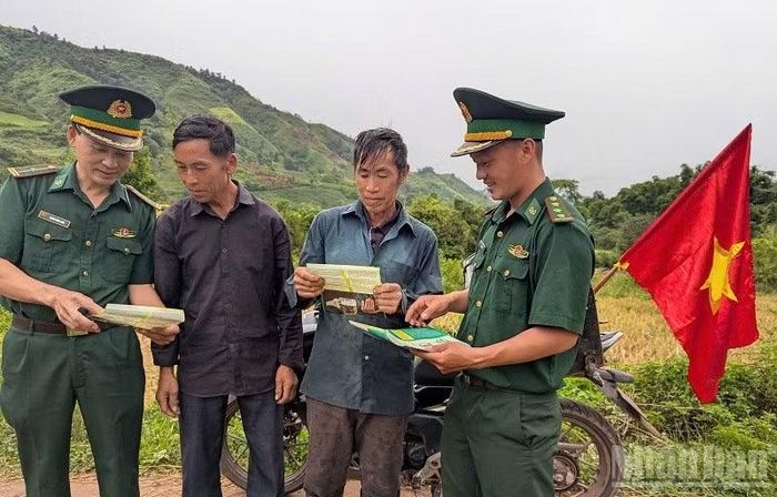 Cán bộ chiến sĩ Đồn Biên phòng Na Cô Sa (tỉnh Điện Biên) tuyên truyền nâng cao ý thức nhân dân trên địa bàn trong đấu tranh, phòng chống tội phạm ma túy. (Ảnh: LÊ LAN)