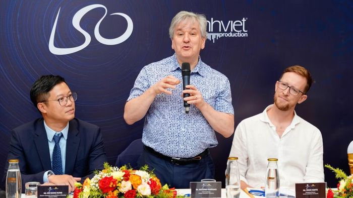 Chỉ huy trưởng Sir Antonio Pappano phát biểu. (Ảnh: Ban tổ chức cung cấp)