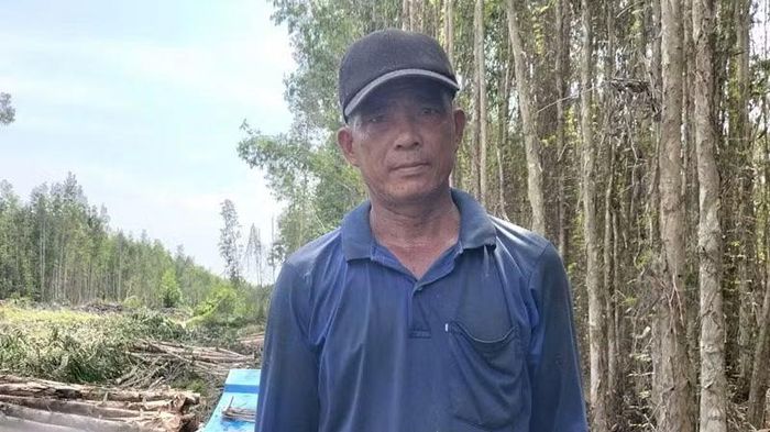 Ông Nguyễn Thanh Tuấn đang nỗ lực tìm con. (Ảnh: Cộng tác viên)