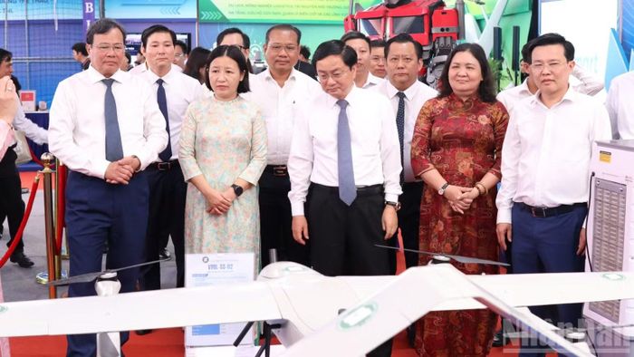 Lãnh đạo tỉnh tham quan mô hình công nghiệp công nghệ cao, công nghiệp hỗ trợ để đưa vào ứng dụng trên địa bàn tỉnh trong giai đoạn mới.(Ảnh: THANH PHONG)