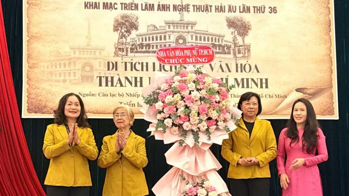 Lãnh đạo Nhà văn hóa phụ nữ Thành phố Hồ Chí Minh chúc mừng Câu lạc bộ nhiếp ảnh nữ Hải Âu. (Ảnh: HOÀNG KIM)
