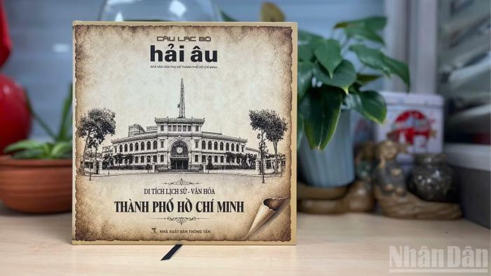 Bìa tập sách ảnh nghệ thuật ""Di tích lịch sử-văn hóa Thành phố Hồ Chí Minh” của Câu lạc bộ nhiếp ảnh nữ Hải Âu. (Ảnh: LINH BẢO)